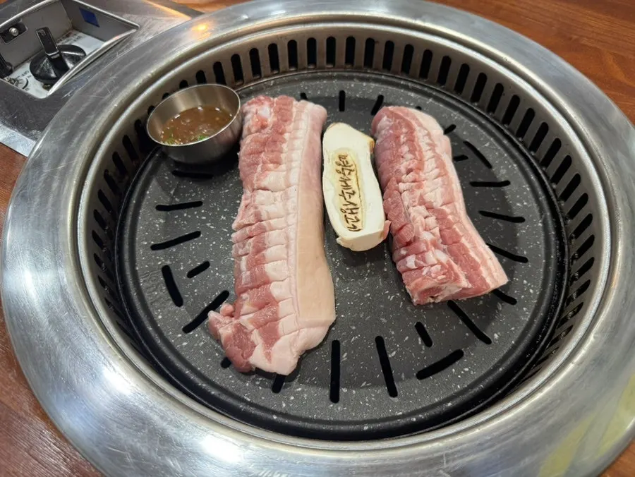 Pork belly being grilled on the plate