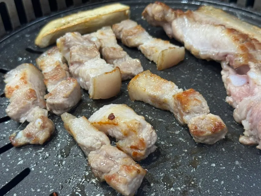 Sliced grilled pork belly with side dishes
