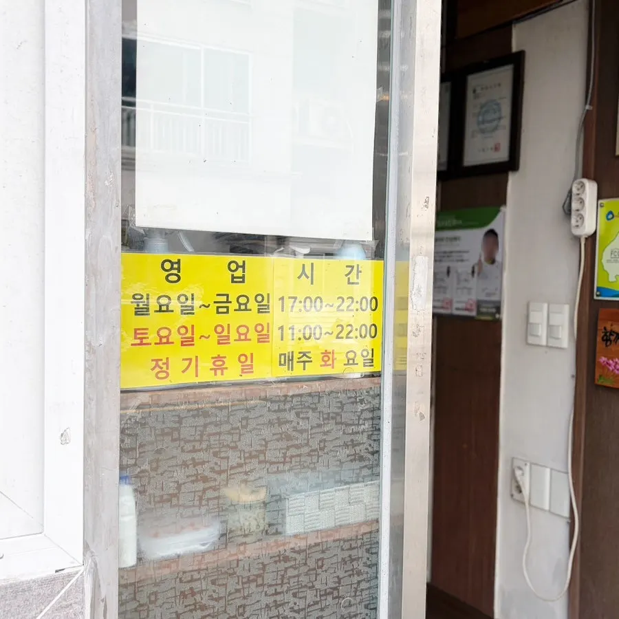 광안역 1번 출구에서 이어지는 가게 앞 골목