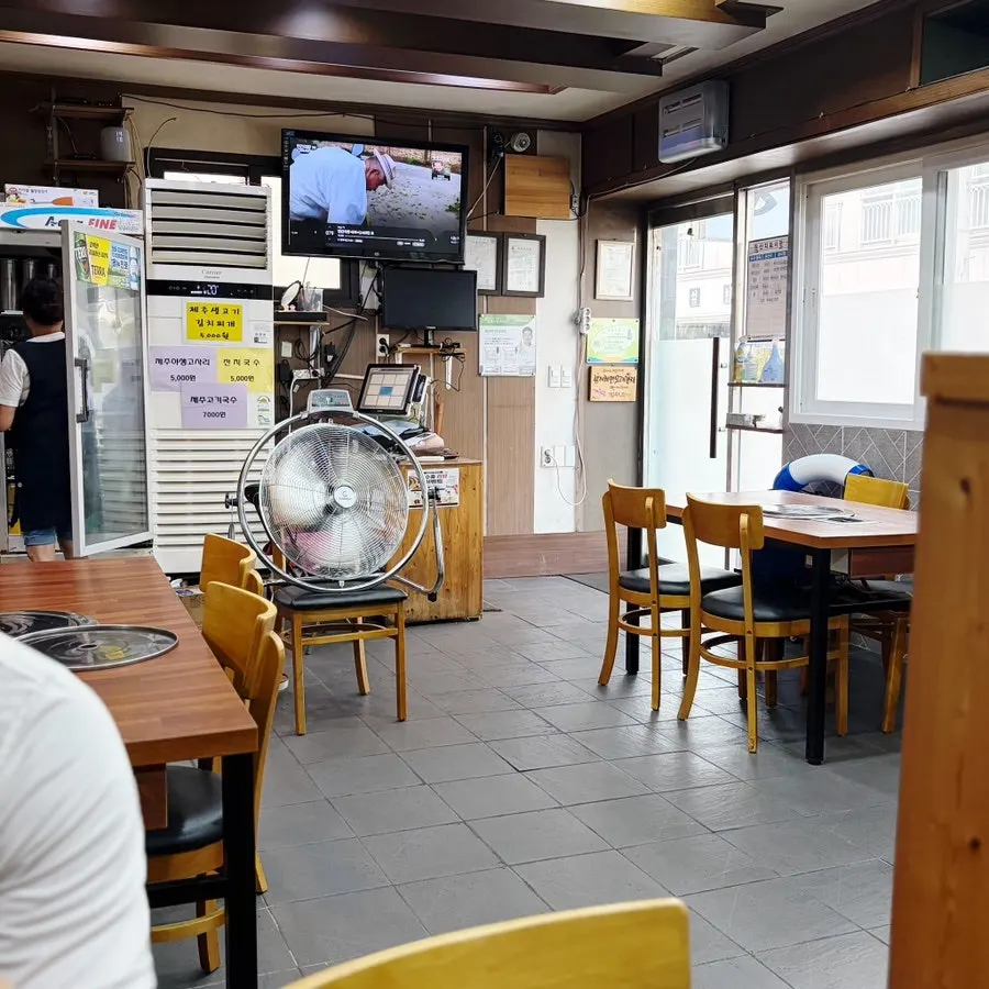 4인 테이블 위주로 놓인 매장 내부