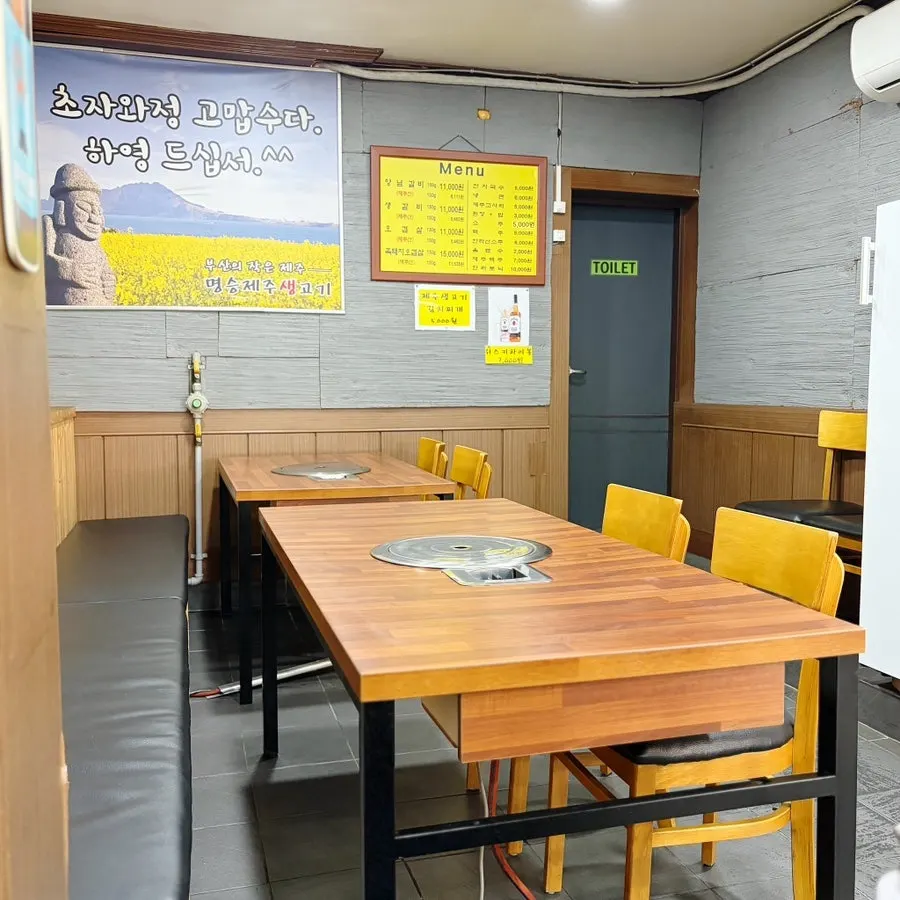 여럿이 식사하기 좋은 매장 좌석 풍경