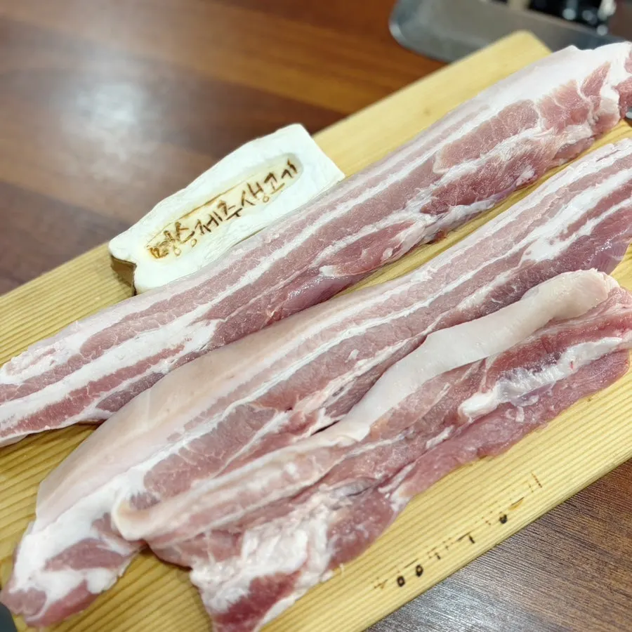 불판에 올린 제주 오겹살 3인분