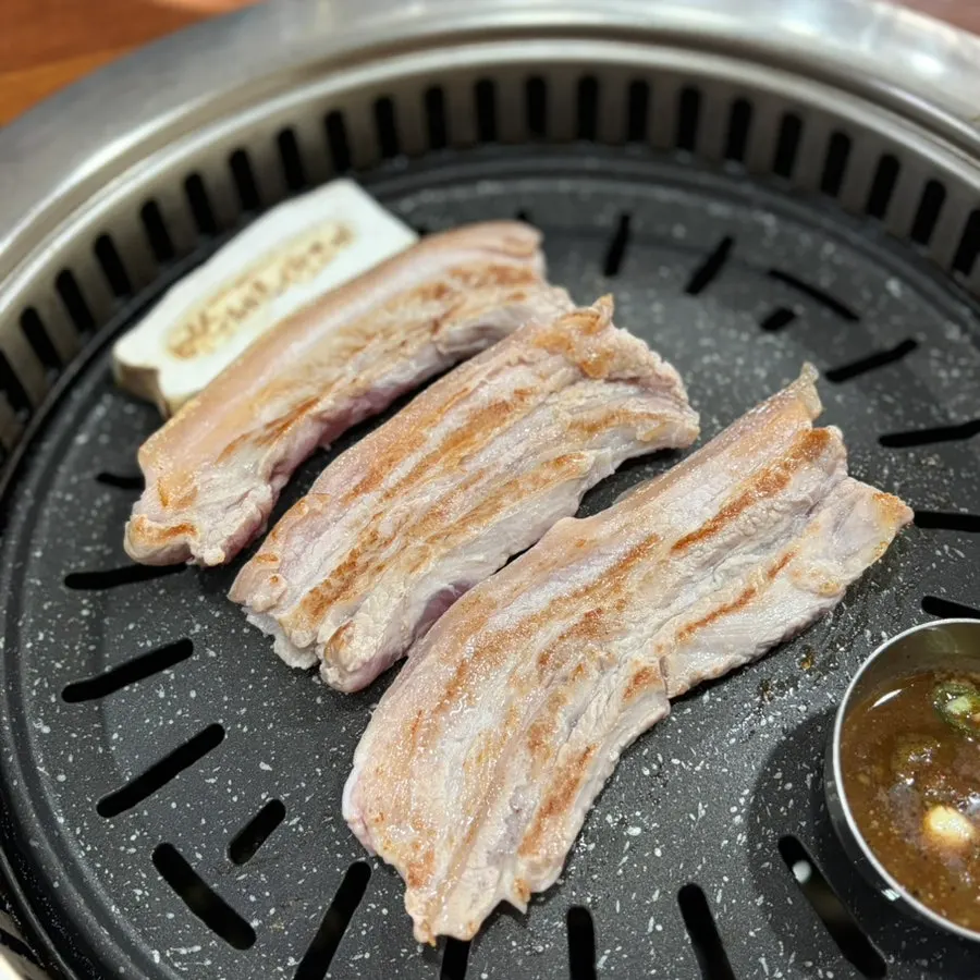 노릇하게 구워지는 오겹살 굽는 장면
