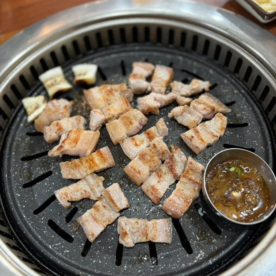 구운 색이 오른 오겹살 클로즈업