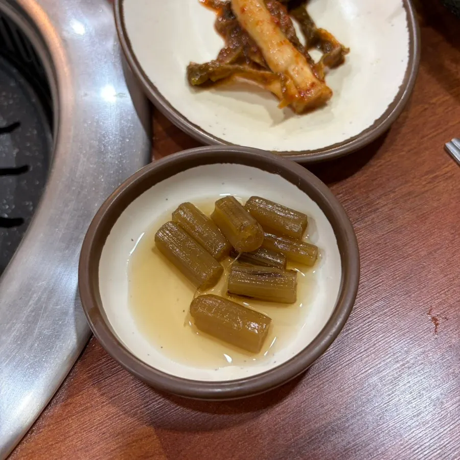 직접 담근 반찬과 쌈채소 상차림