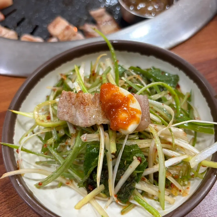 쌈채소에 올린 오겹살 한 쌈