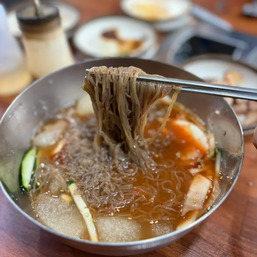 냉면에 오겹살을 올린 조합