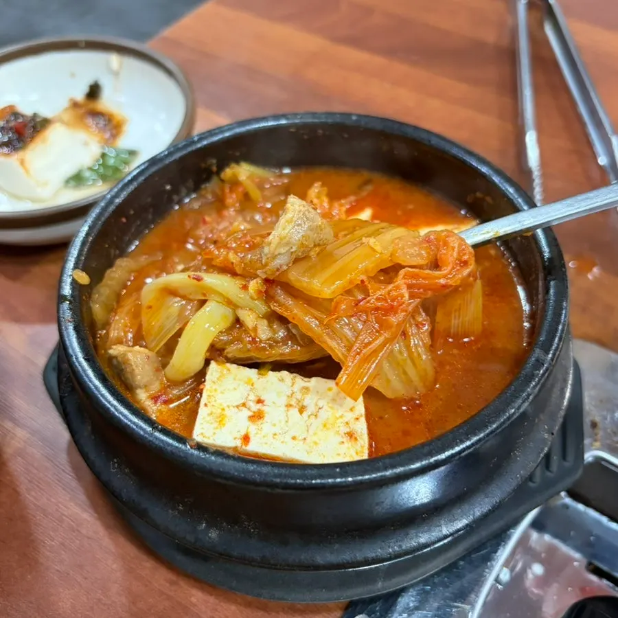 진한 국물의 김치찌개 한 그릇