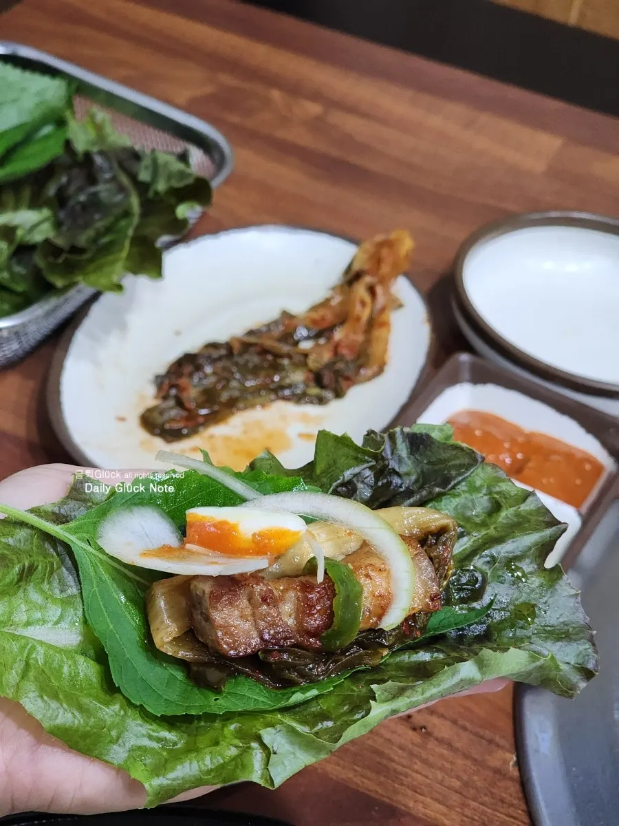 Black pork placed on lettuce for a wrap
