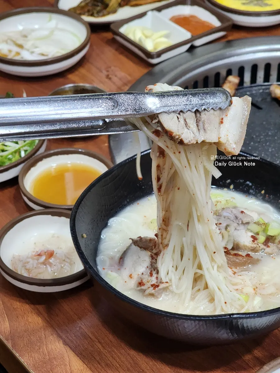 Pork noodle soup broth seasoned with salted shrimp and thin noodles