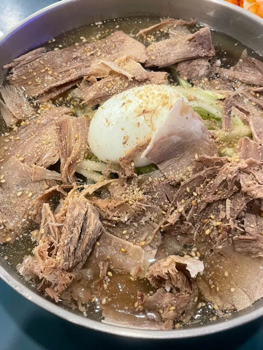 고기가 수북한 고기폭탄냉면 한 그릇