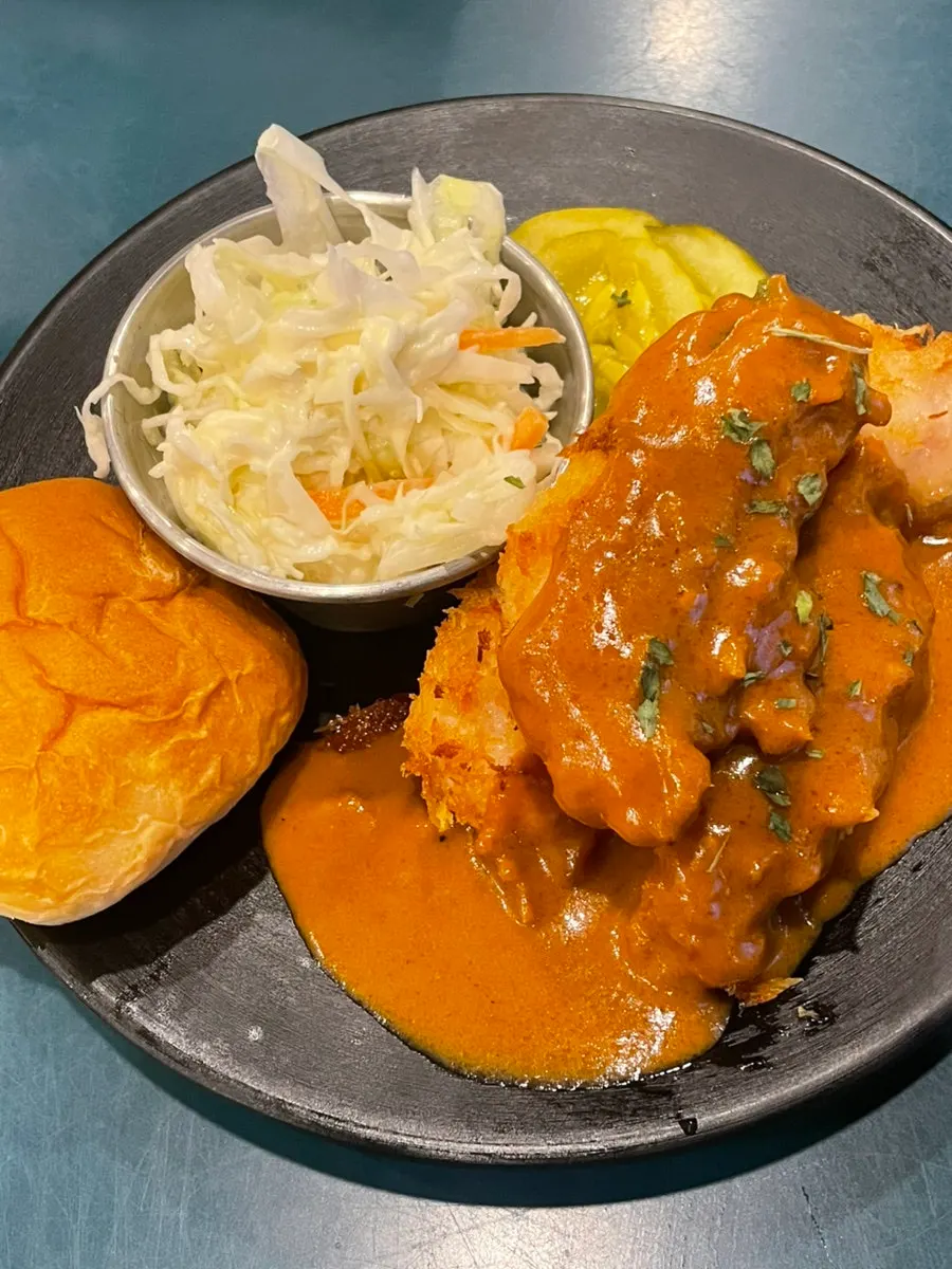 모닝빵과 샐러드가 함께 나온 닭안심카츠 세트