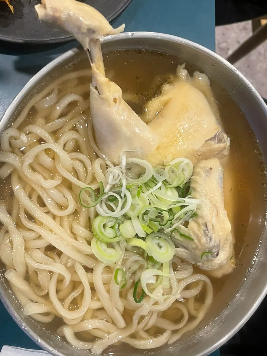 발골된 닭고기가 담긴 닭 반마리 칼국수