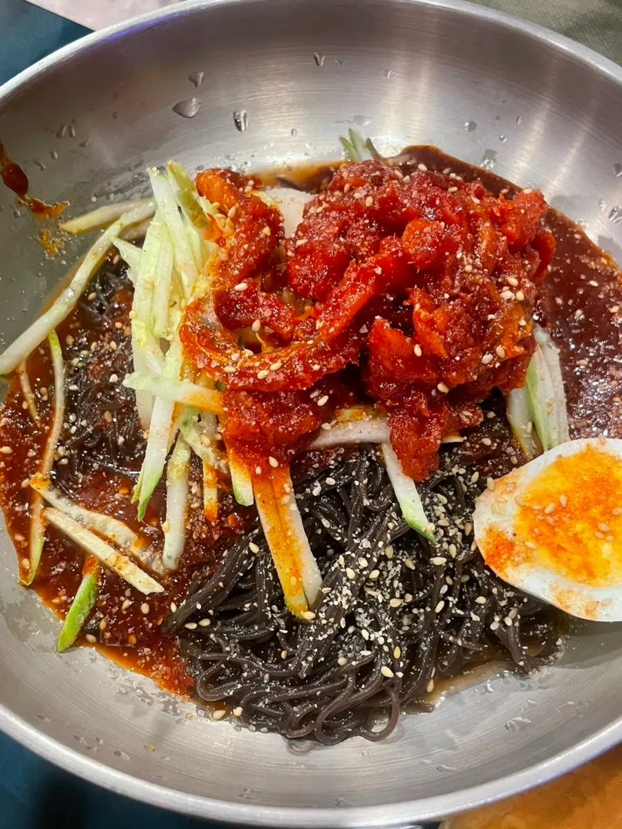 새콤달콤한 양념의 명태회냉면