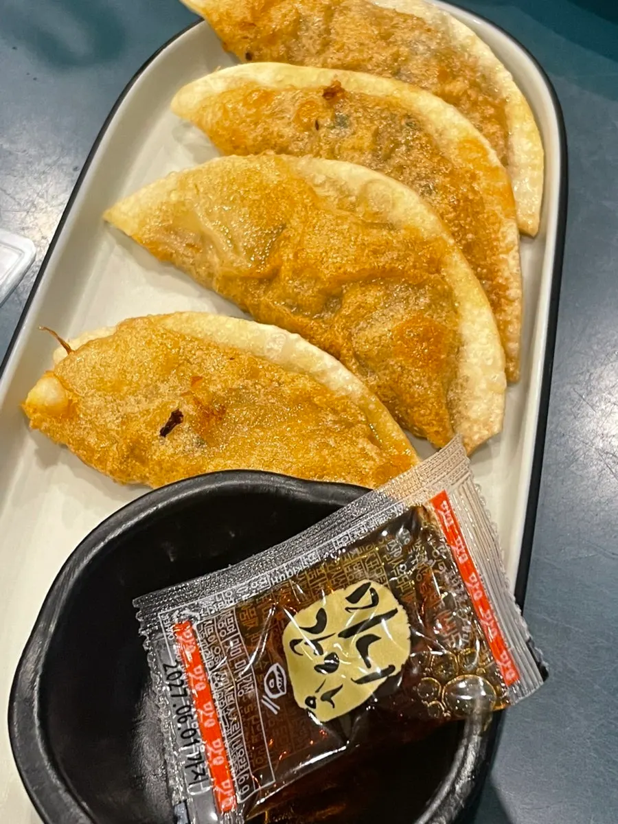 구워서 나온 군갈비만두 한 접시