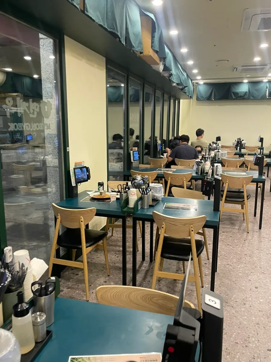 깔끔하게 정돈된 테이블과 식기류