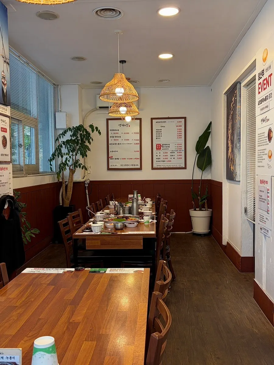 Seating arrangement at Myeongtaerang Ryu Myeongho Main Branch