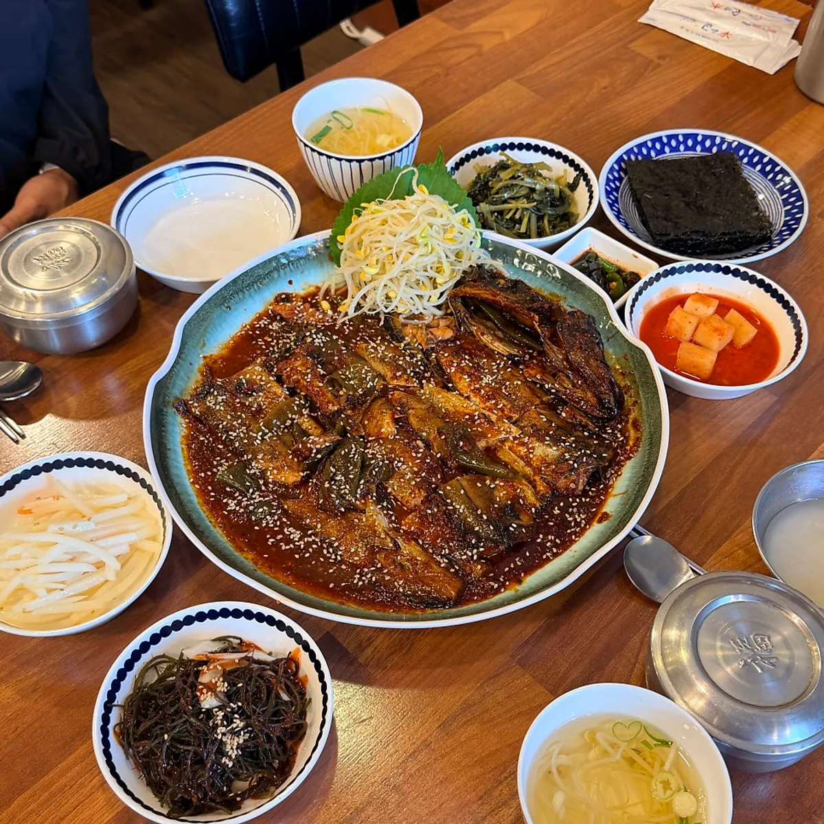매콤명태조림 소가 차려진 테이블