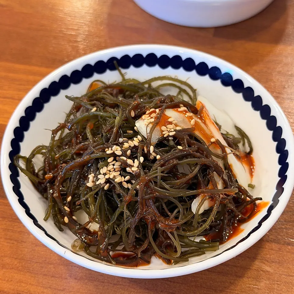 밑반찬이 하나씩 차려진 상차림