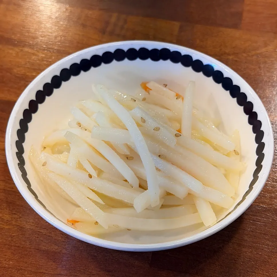 명태조림과 밑반찬이 놓인 테이블