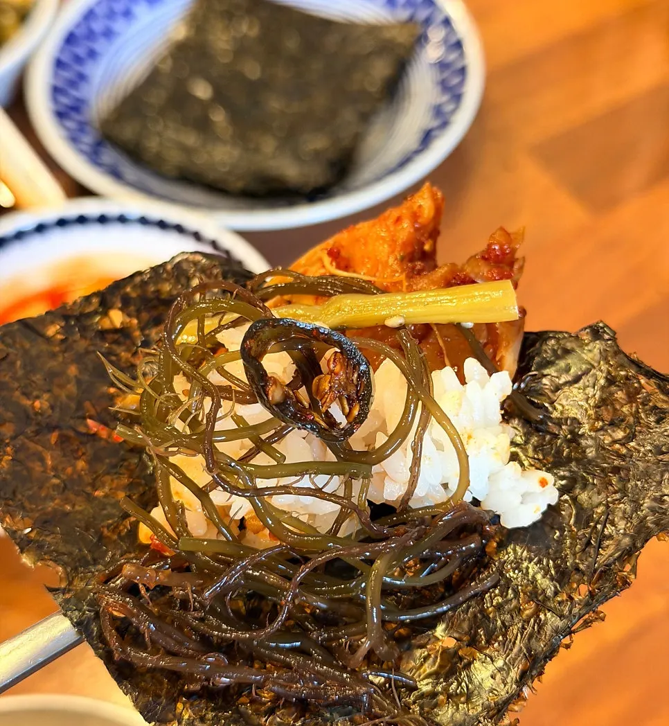 완도 돌김에 명태살과 시래기를 올린 쌈