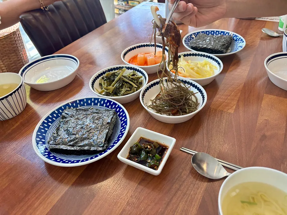 돌김과 시래기볶음 등 기본찬 상차림