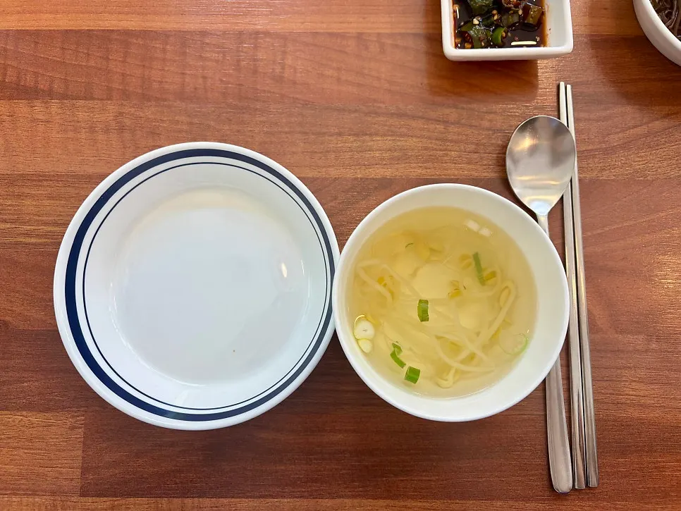 따뜻한 콩나물과 깍두기 반찬