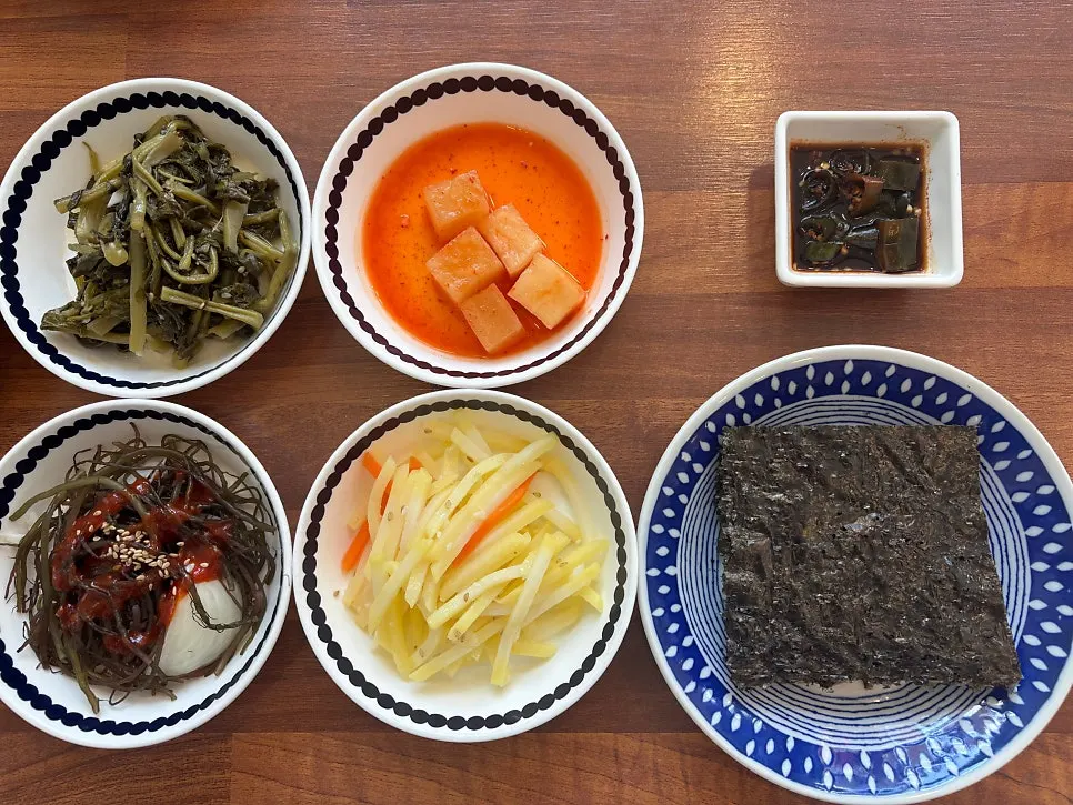 추가 반찬을 가져오는 셀프코너