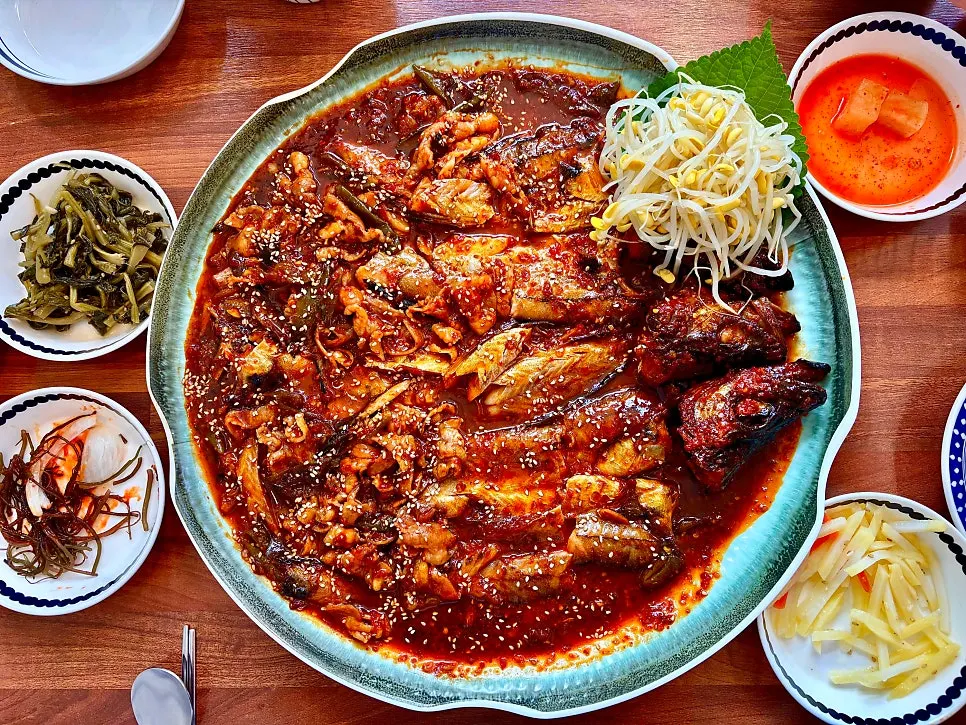 상에 차려진 명태조림과 밑반찬