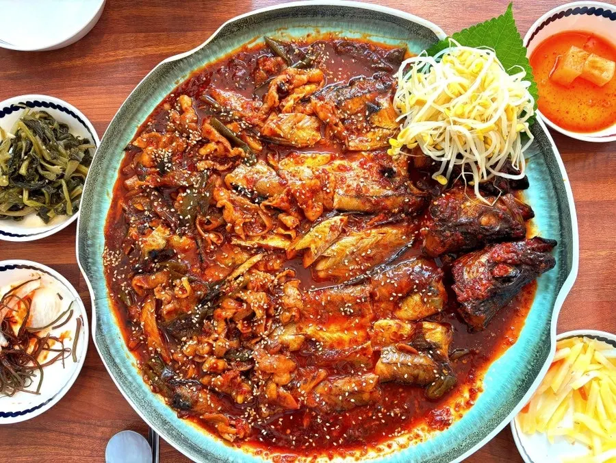 명태 세 마리와 우삼겹이 올라간 삼겹살 명태조림