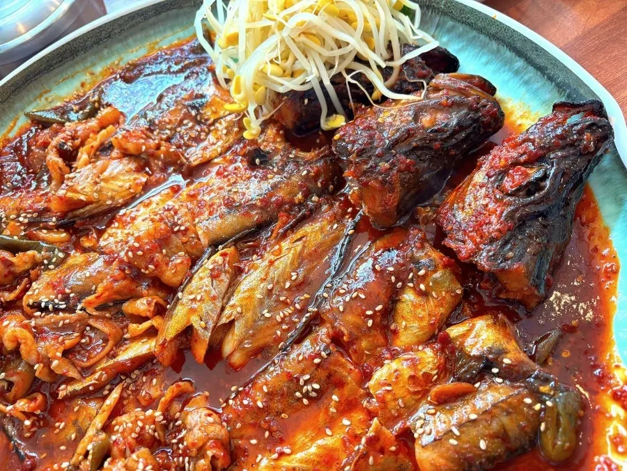 맛 보통으로 주문한 삼겹살 명태조림 클로즈업