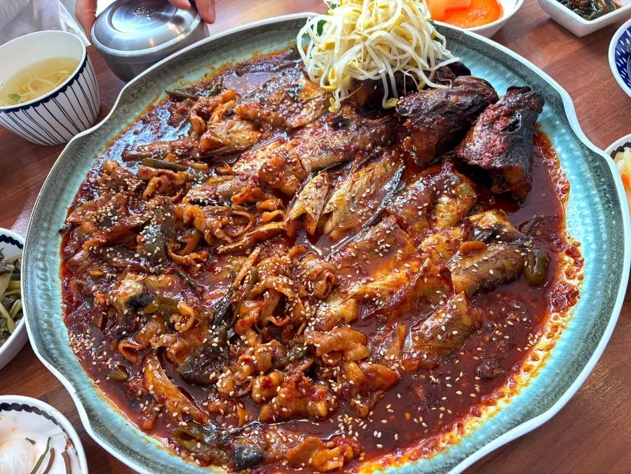 밥에 비벼 먹는 명태조림 한 입