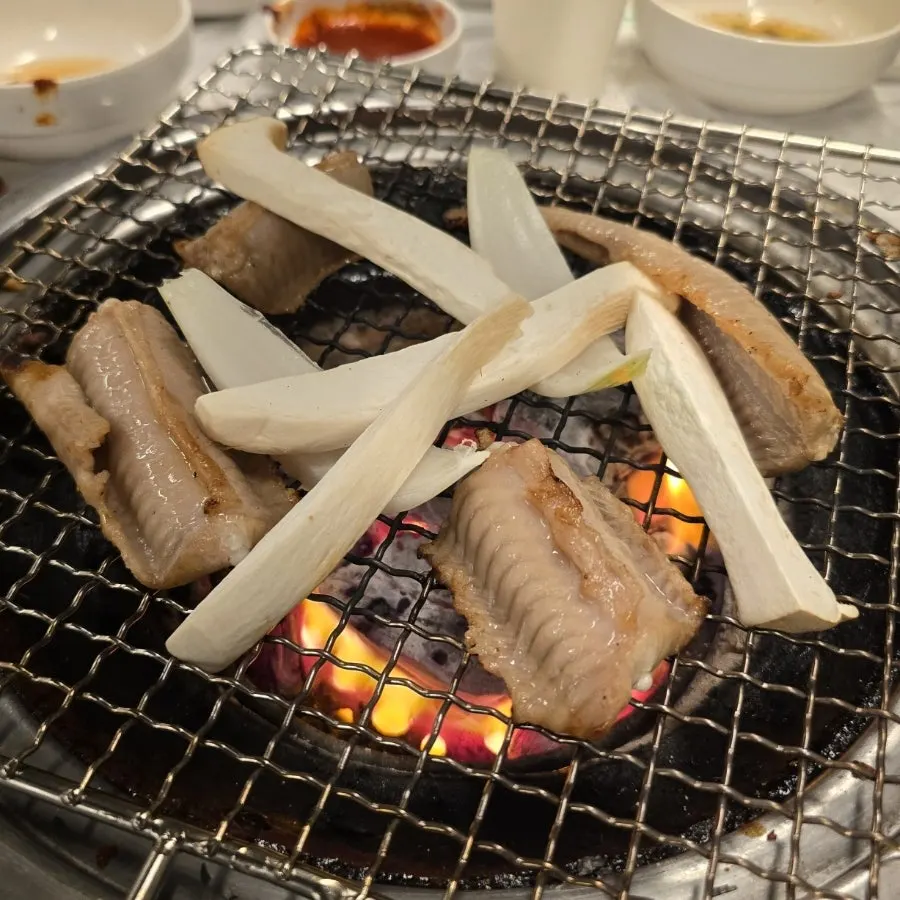 Pre-charred salt-grilled kkomjangeo served at the table