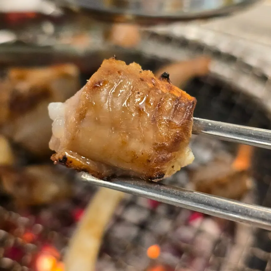 Salt-grilled kkomjangeo getting a second grill on the tabletop