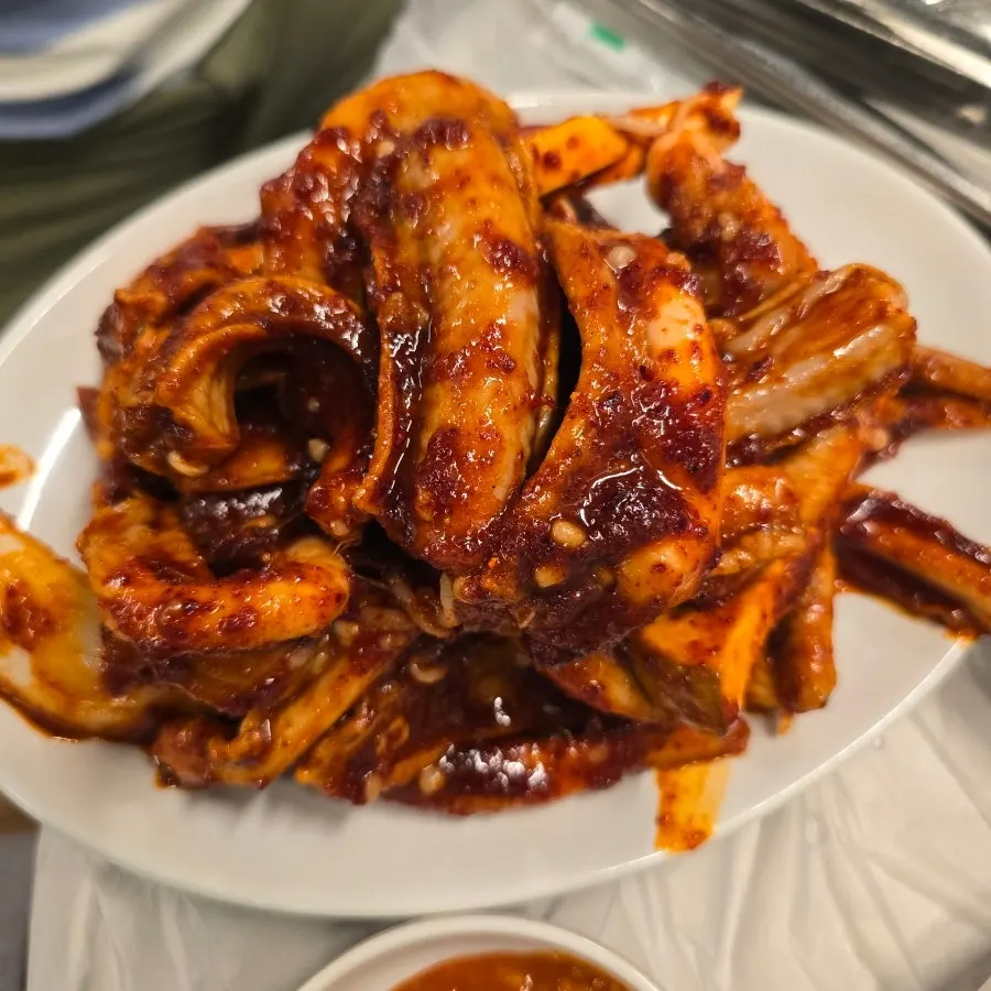 A chewy piece of salt-grilled kkomjangeo