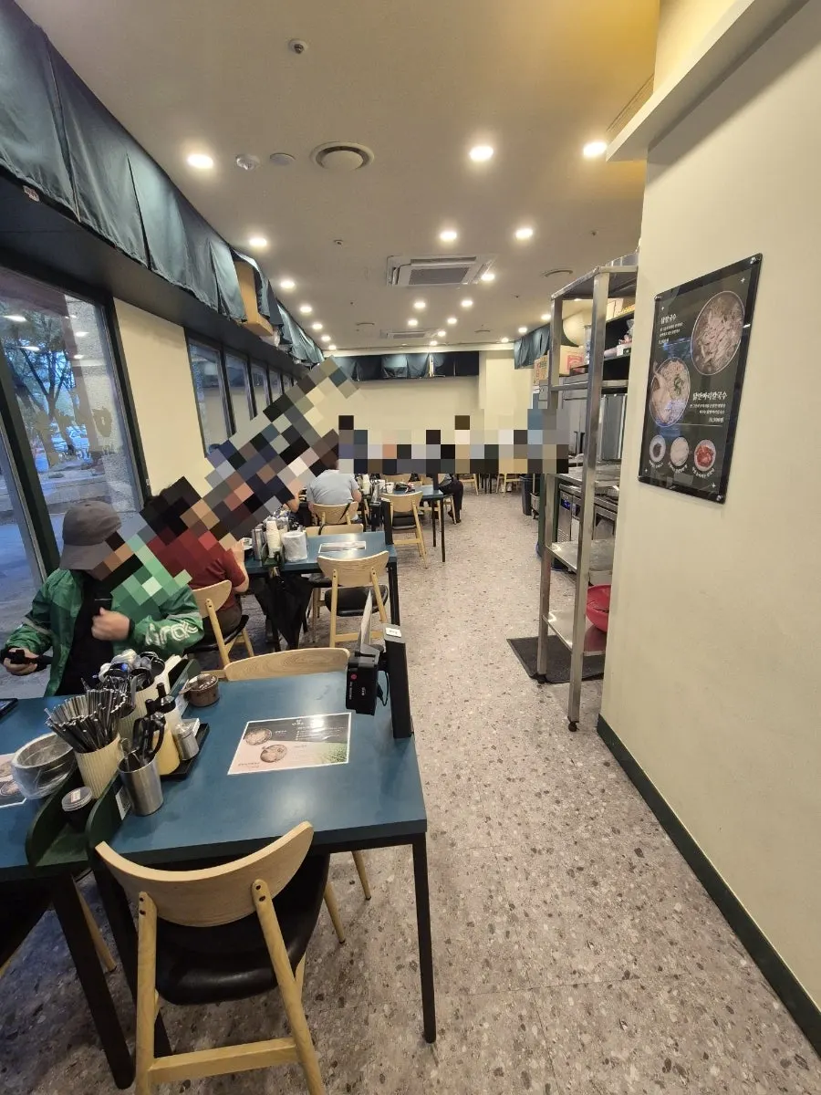 여러 명이 앉기 좋은 매장 테이블 자리