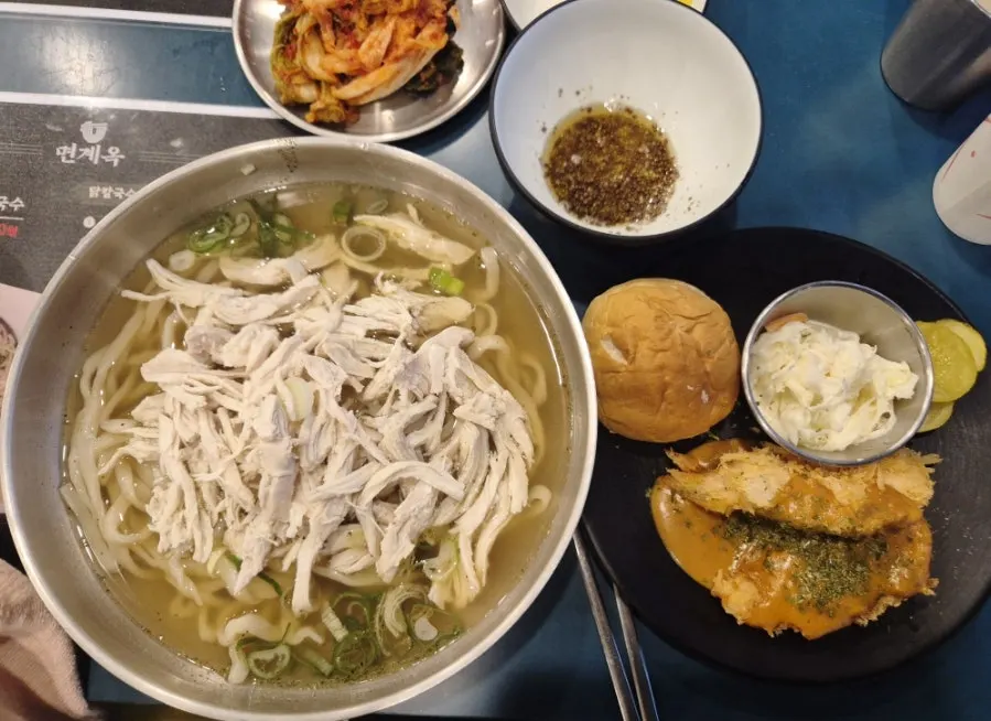 찢은 닭살 고명이 듬뿍 올라간 닭칼국수