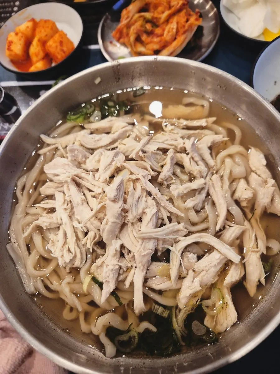 면과 닭고기가 넉넉한 닭칼국수 한 그릇