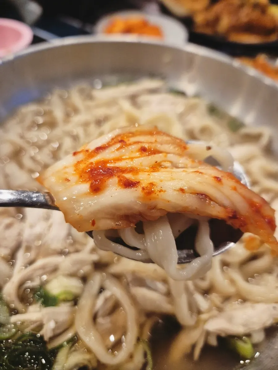항아리에 담겨 나온 칼국수용 겉절이