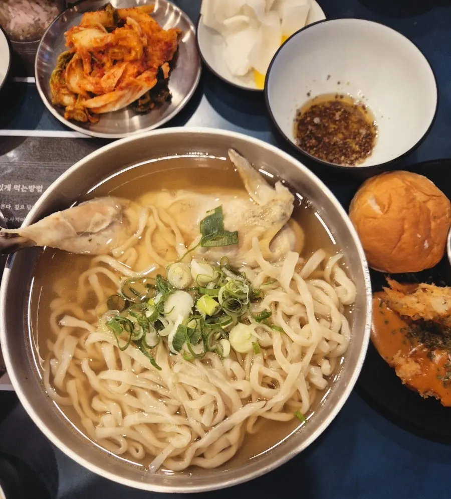 닭반마리 칼국수 국물과 면