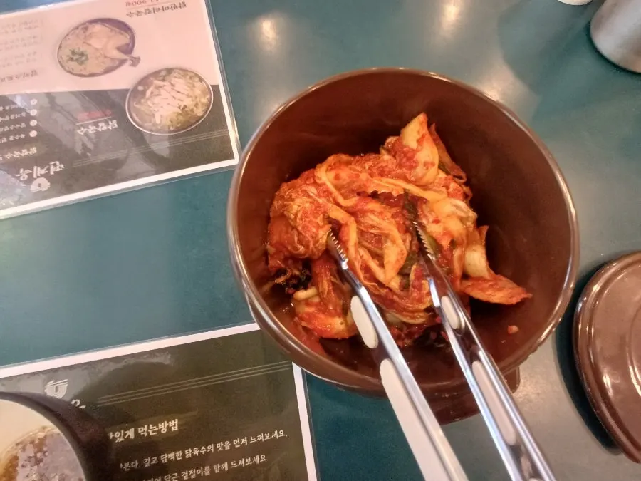 테이블에 세팅된 면계옥 김치