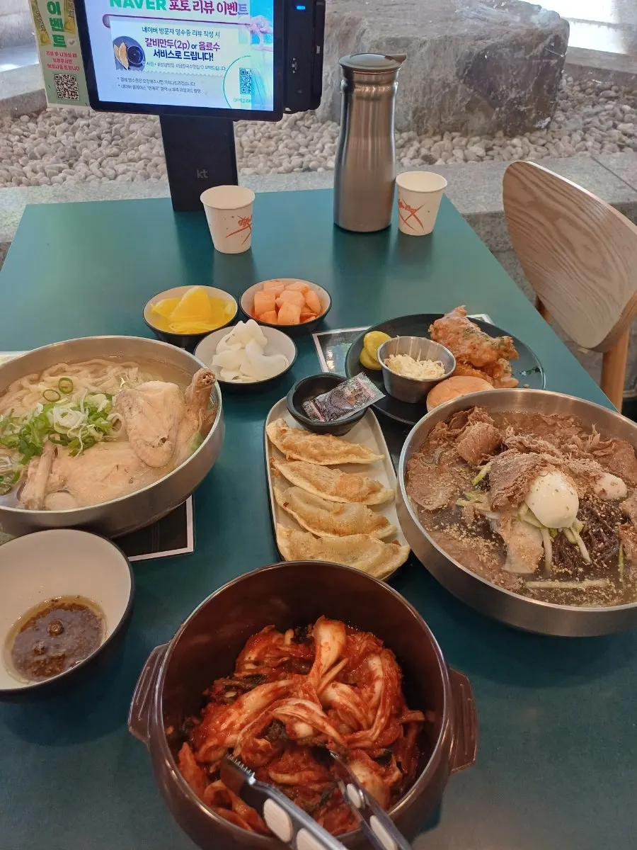 닭 반마리 칼국수와 고기폭탄물냉면이 차려진 한상