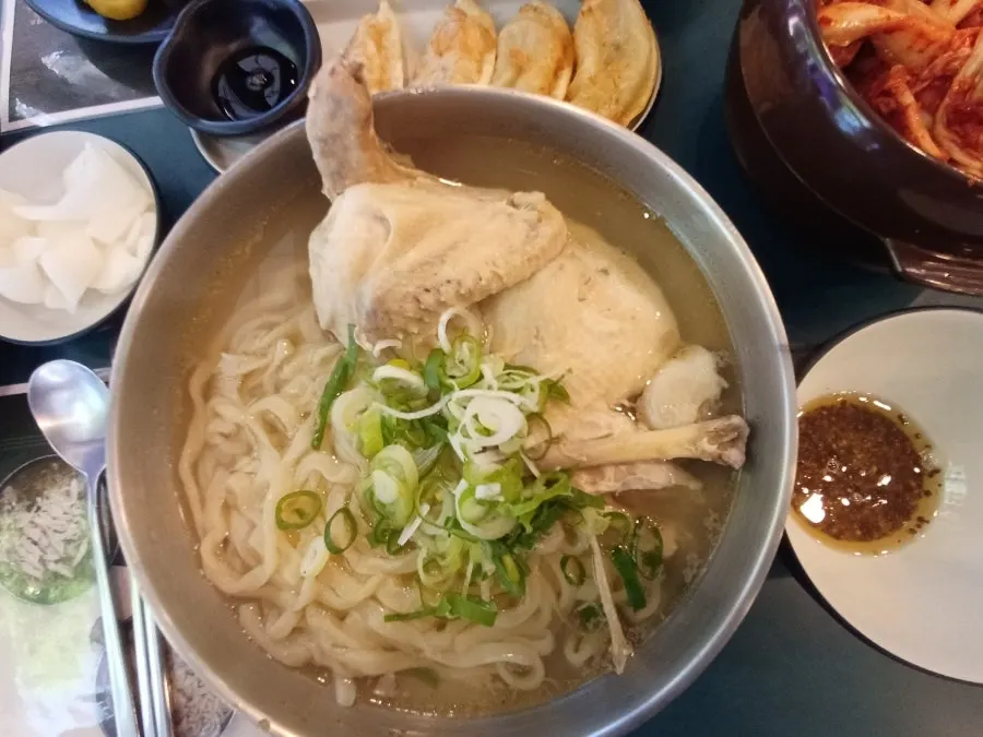 닭 반마리를 올린 면계옥 닭 반마리 칼국수