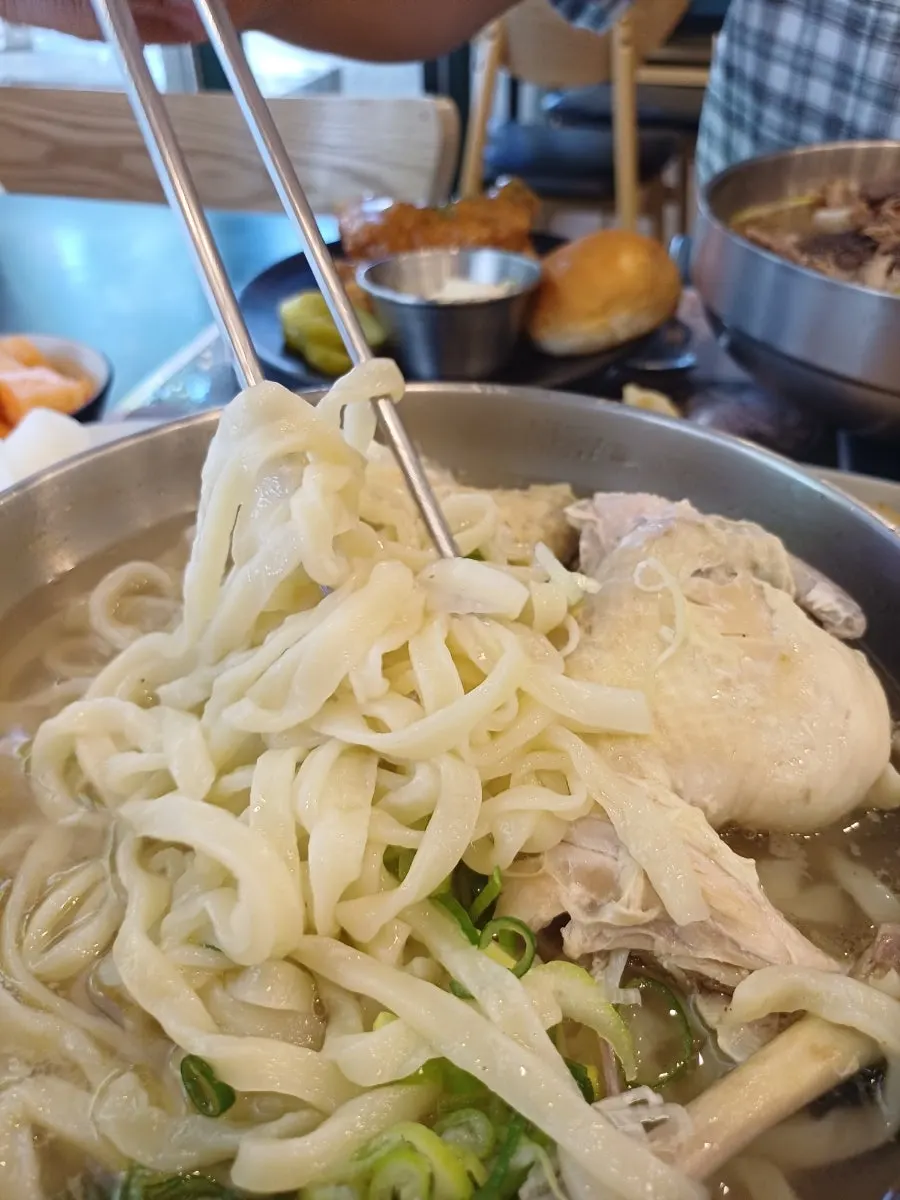 들기름 소스와 함께 나온 닭 반마리 칼국수