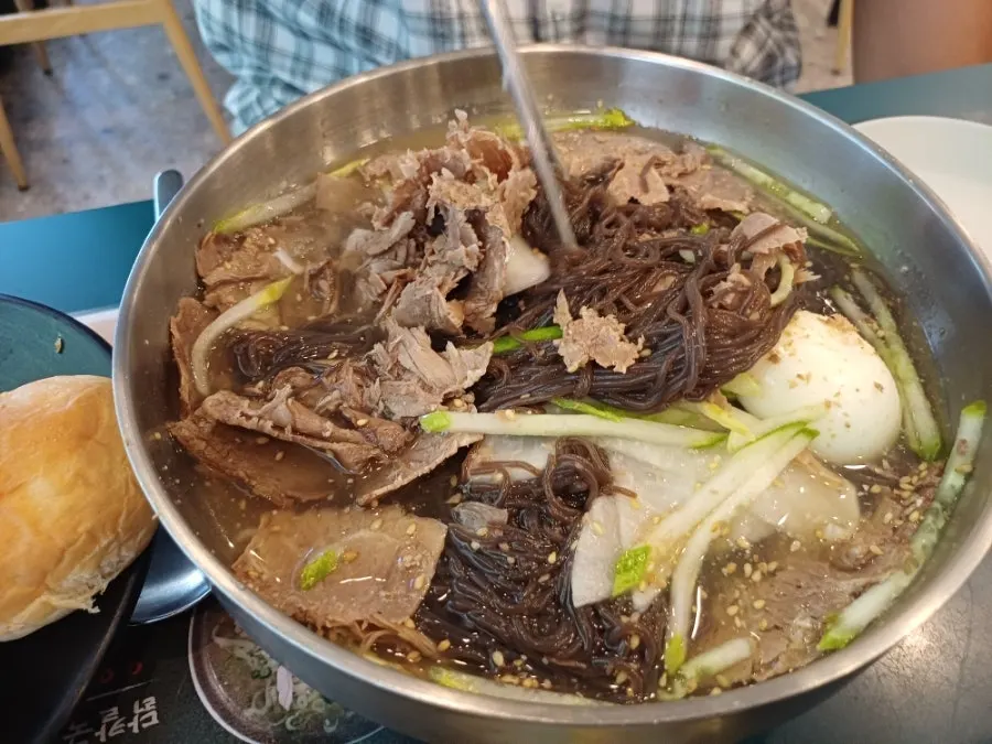 시원한 육수의 고기폭탄물냉면 한 그릇