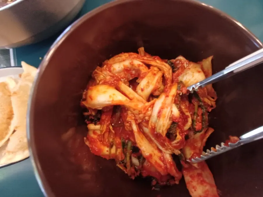 셀프바에서 덜어 온 반찬 접시