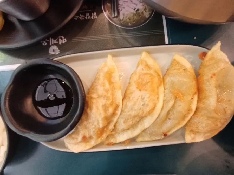 반으로 자른 갈비만두 4조각