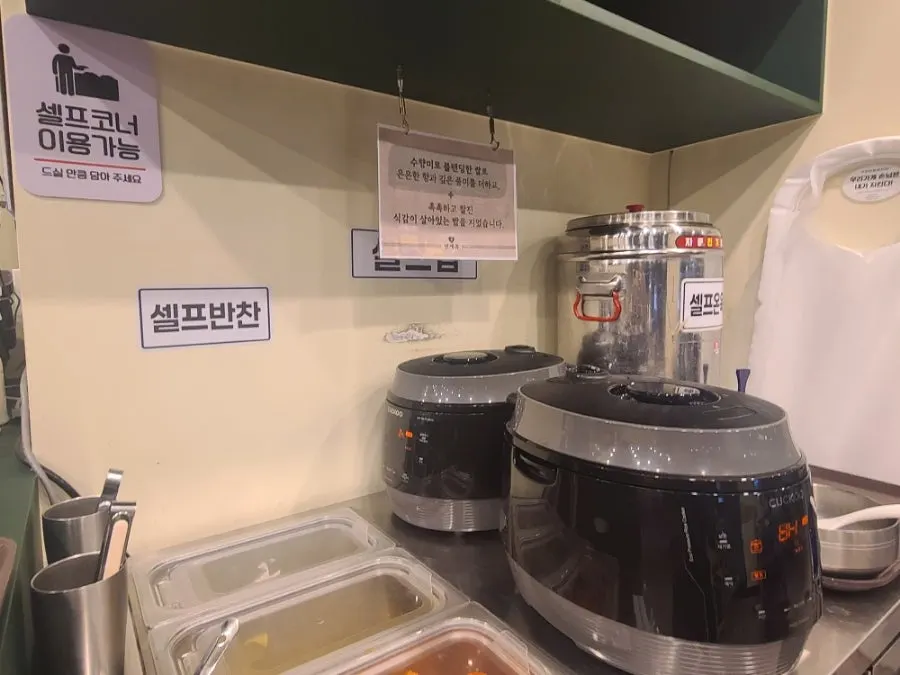테이블에 놓인 태블릿 키오스크 주문 화면