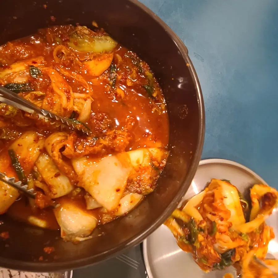 셀프코너 항아리에 담긴 겉절이 김치