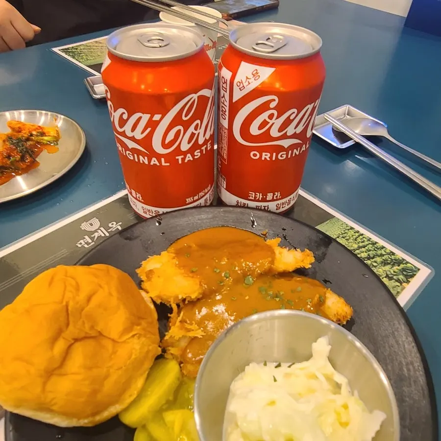 빵과 샐러드가 함께 나온 닭안심카츠 2p
